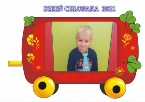 Chłopiec w czerwonym wagoniku.